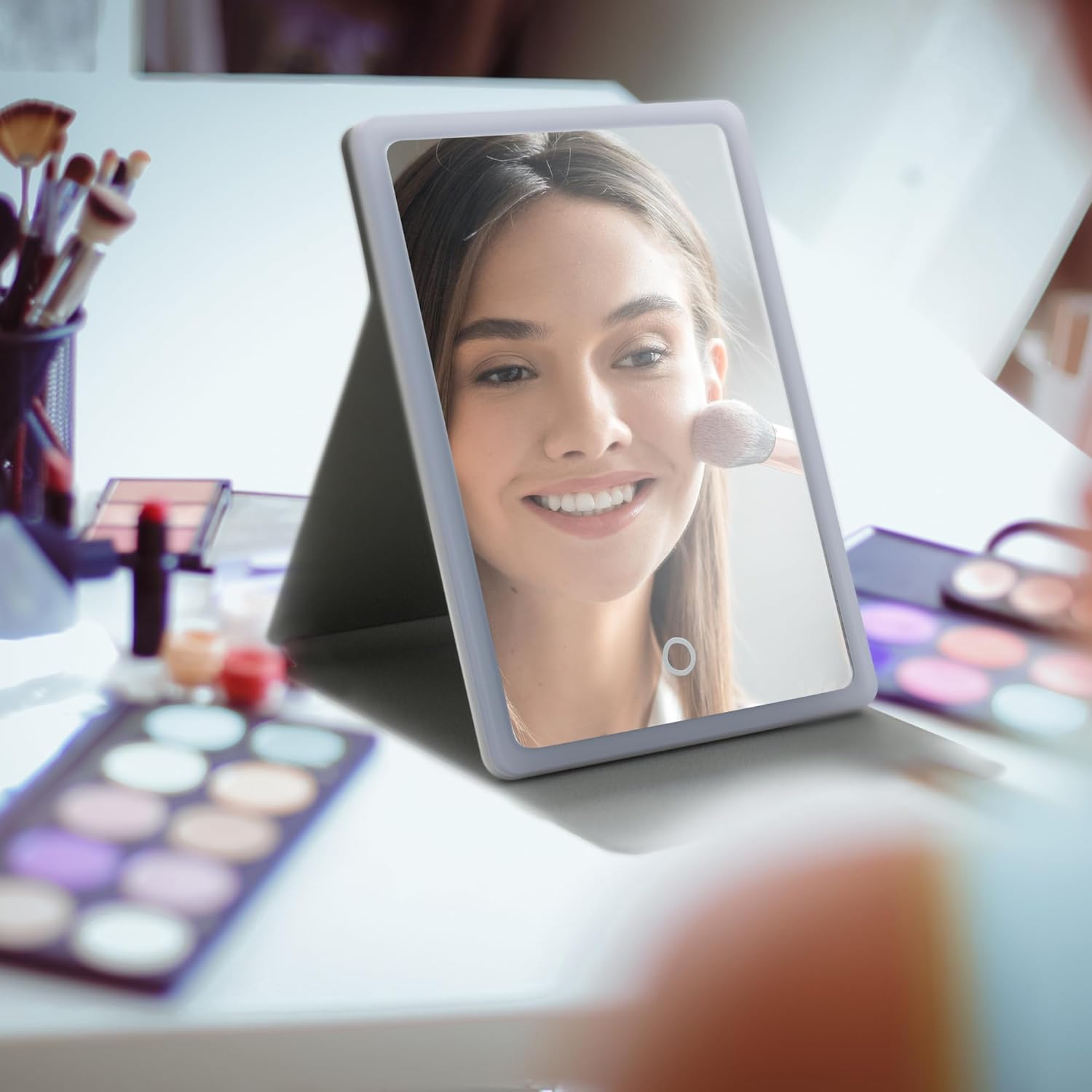 Innoliving Specchio Luminoso Ricaricabile INN-807, Luce LED Regolabile, Luce Regolabile Calda Fredda, Batteria Ricarica USB-C, Base Stabile, Ideale per Trucco, Skincare e Rasatura, Richiudibile Tablet