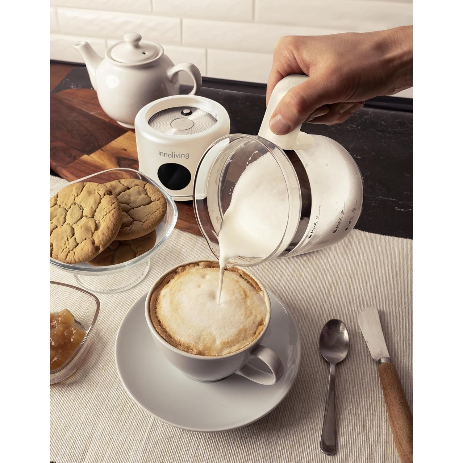 Innoliving Montalatte Elettrico Cappuccinatore INN-786, Capacità 350ml, Schiuma Latte Calda e Fredda, Antiaderente, Compatto, Facile da Pulire, Ideale per Cappuccini e Bevande Calde, Monta e Scalda