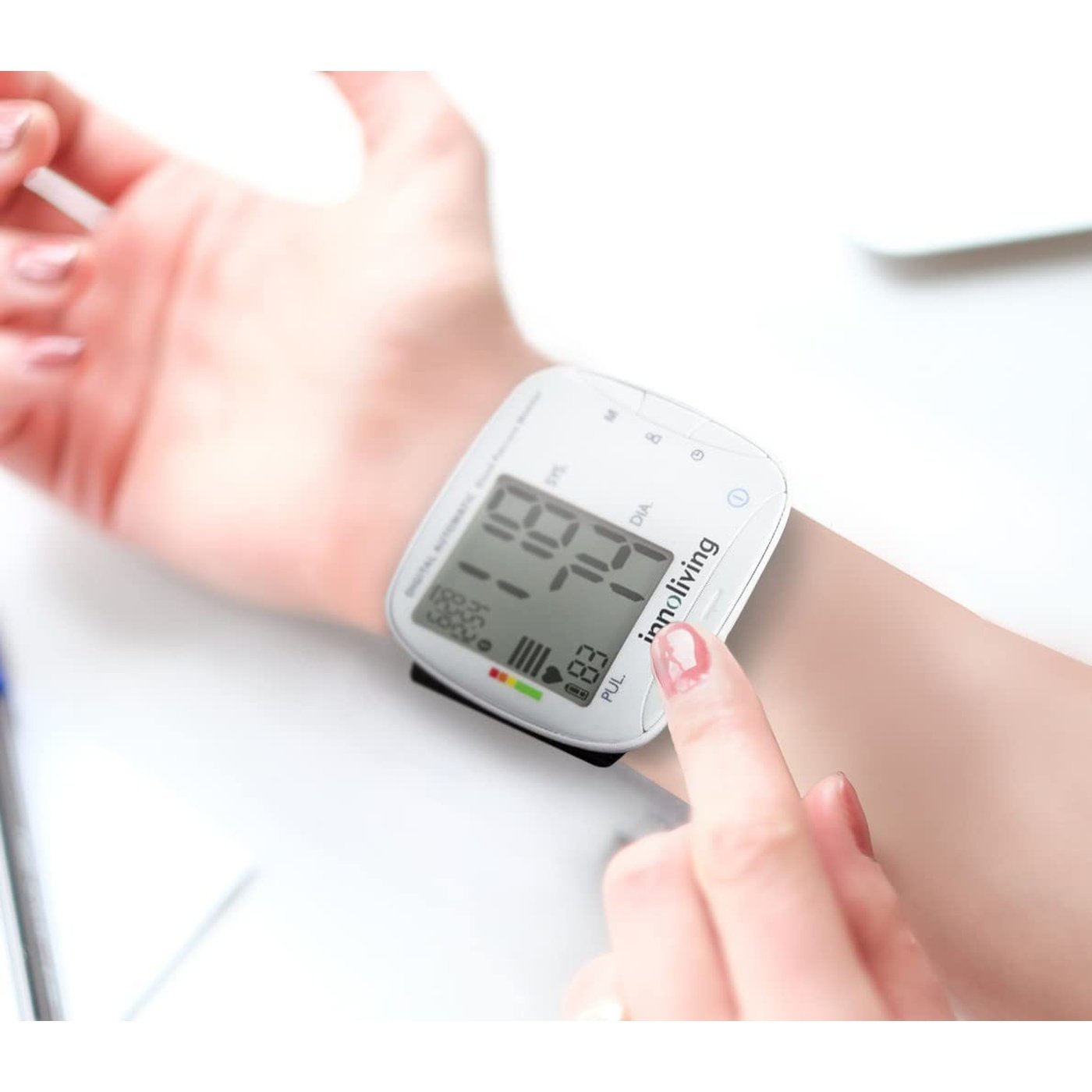 Misuratore di pressione digitale da polso LCD preciso, Innoliving INN-015