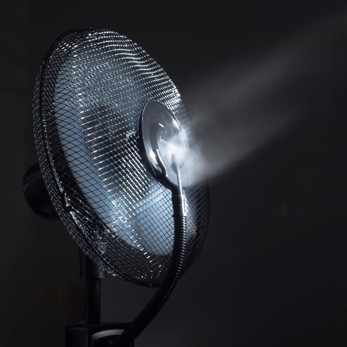 Innoliving Ventilatore a Piantana con Nebulizzatore INN-531, 3 Velocità, Getto Regolabile, Serbatoio 3L, Oscillazione e Inclinazione Regolabile, Timer 60 Min, Potenza 75W, Base Rotonda, Design Classic